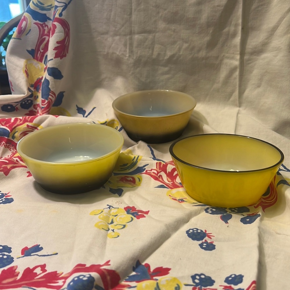 Set of three vintage Fire King bowls